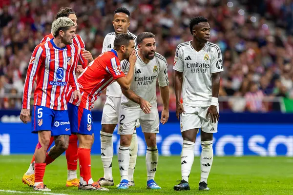 Madrid, İspanya - 29 Eylül 2024: İspanya 'nın başkenti Atletico de Madrid ile Real Madrid arasında oynanan lig maçı. Gerçek Madrid oyuncuları. Liga2024 2025. Büyük Yarış