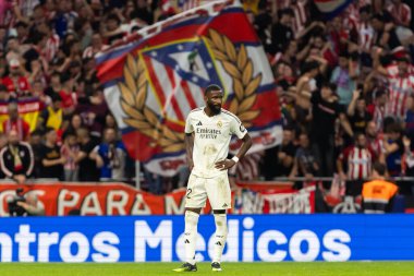 Madrid, İspanya - 29 Eylül 2024: İspanya 'nın başkenti Atletico de Madrid ile Real Madrid arasında oynanan lig maçı. Gerçek Madrid oyuncuları. Liga2024 2025. Büyük Yarış