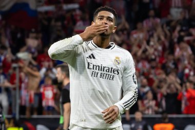 Madrid, İspanya - 29 Eylül 2024: İspanya 'nın başkenti Atletico de Madrid ile Real Madrid arasında oynanan lig maçı. Gerçek Madrid oyuncuları. Liga2024 2025. Büyük Yarış