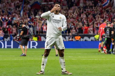 Madrid, İspanya - 29 Eylül 2024: İspanya 'nın başkenti Atletico de Madrid ile Real Madrid arasında oynanan lig maçı. Gerçek Madrid oyuncuları. Liga2024 2025. Büyük Yarış
