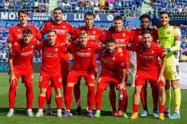 Madrid, İspanya - 5 Ekim 2024: Getafe Fc ve Osasuna arasındaki lig maçı Madrid 'de oynandı. Osasuna oyuncuları topta. Getafe oyuncuları. Lig 2024, 2025. Profesyonel futbol..