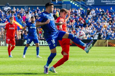 Madrid, İspanya - 5 Ekim 2024: Getafe Fc ve Osasuna arasındaki lig maçı Madrid 'de oynandı. Osasuna oyuncuları topta. Getafe oyuncuları. Lig 2024, 2025. Profesyonel futbol..