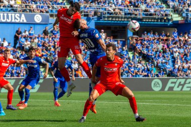 Madrid, İspanya - 5 Ekim 2024: Getafe Fc ve Osasuna arasındaki lig maçı Madrid 'de oynandı. Osasuna oyuncuları topta. Getafe oyuncuları. Lig 2024, 2025. Profesyonel futbol..