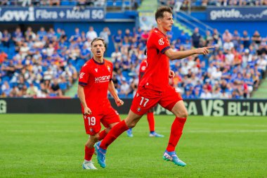 Madrid, İspanya - 5 Ekim 2024: Getafe Fc ve Osasuna arasındaki lig maçı Madrid 'de oynandı. Osasuna oyuncuları topta. Getafe oyuncuları. Lig 2024, 2025. Profesyonel futbol..