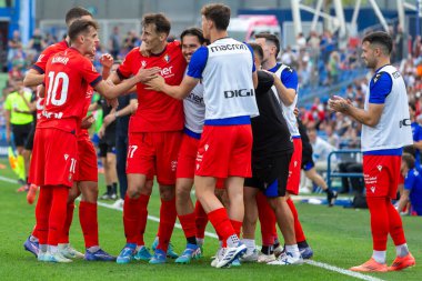 Madrid, İspanya - 5 Ekim 2024: Getafe Fc ve Osasuna arasındaki lig maçı Madrid 'de oynandı. Osasuna oyuncuları topta. Getafe oyuncuları. Lig 2024, 2025. Profesyonel futbol..