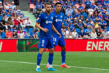 Madrid, İspanya - 5 Ekim 2024: Getafe Fc ve Osasuna arasındaki lig maçı Madrid 'de oynandı. Osasuna oyuncuları topta. Getafe oyuncuları. Lig 2024, 2025. Profesyonel futbol..