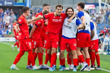 Madrid, İspanya - 5 Ekim 2024: Getafe Fc ve Osasuna arasındaki lig maçı Madrid 'de oynandı. Osasuna oyuncuları topta. Getafe oyuncuları. Lig 2024, 2025. Profesyonel futbol..