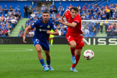 Madrid, İspanya - 5 Ekim 2024: Getafe Fc ve Osasuna arasındaki lig maçı Madrid 'de oynandı. Osasuna oyuncuları topta. Getafe oyuncuları. Lig 2024, 2025. Profesyonel futbol..