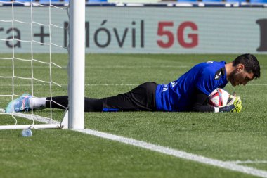 Madrid, İspanya - 5 Ekim 2024: Getafe Fc ve Osasuna arasındaki lig maçı Madrid 'de oynandı. Osasuna oyuncuları topta. Getafe oyuncuları. Lig 2024, 2025. Profesyonel futbol..