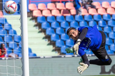 Madrid, İspanya - 5 Ekim 2024: Getafe Fc ve Osasuna arasındaki lig maçı Madrid 'de oynandı. Osasuna oyuncuları topta. Getafe oyuncuları. Lig 2024, 2025. Profesyonel futbol..