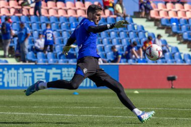 Madrid, İspanya - 5 Ekim 2024: Getafe Fc ve Osasuna arasındaki lig maçı Madrid 'de oynandı. Osasuna oyuncuları topta. Getafe oyuncuları. Lig 2024, 2025. Profesyonel futbol..