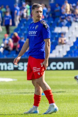 Madrid, İspanya - 5 Ekim 2024: Getafe Fc ve Osasuna arasındaki lig maçı Madrid 'de oynandı. Osasuna oyuncuları topta. Getafe oyuncuları. Lig 2024, 2025. Profesyonel futbol..