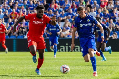 Madrid, İspanya - 5 Ekim 2024: Getafe Fc ve Osasuna arasındaki lig maçı Madrid 'de oynandı. Osasuna oyuncuları topta. Getafe oyuncuları. Lig 2024, 2025. Profesyonel futbol..