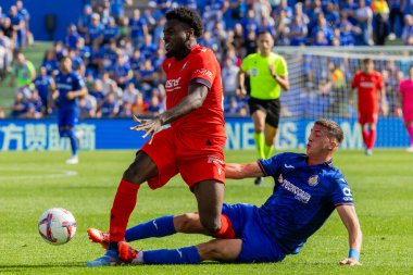 Madrid, İspanya - 5 Ekim 2024: Getafe Fc ve Osasuna arasındaki lig maçı Madrid 'de oynandı. Osasuna oyuncuları topta. Getafe oyuncuları. Lig 2024, 2025. Profesyonel futbol..