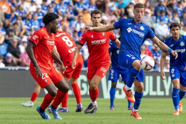Madrid, İspanya - 5 Ekim 2024: Getafe Fc ve Osasuna arasındaki lig maçı Madrid 'de oynandı. Osasuna oyuncuları topta. Getafe oyuncuları. Lig 2024, 2025. Profesyonel futbol..