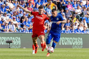 Madrid, İspanya - 5 Ekim 2024: Getafe Fc ve Osasuna arasındaki lig maçı Madrid 'de oynandı. Osasuna oyuncuları topta. Getafe oyuncuları. Lig 2024, 2025. Profesyonel futbol..