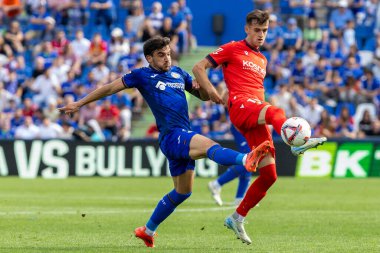 Madrid, İspanya - 5 Ekim 2024: Getafe Fc ve Osasuna arasındaki lig maçı Madrid 'de oynandı. Osasuna oyuncuları topta. Getafe oyuncuları. Lig 2024, 2025. Profesyonel futbol..