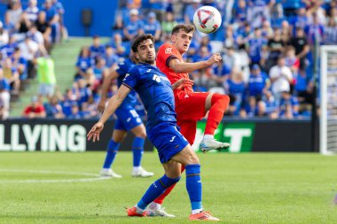 Madrid, İspanya - 5 Ekim 2024: Getafe Fc ve Osasuna arasındaki lig maçı Madrid 'de oynandı. Osasuna oyuncuları topta. Getafe oyuncuları. Lig 2024, 2025. Profesyonel futbol..