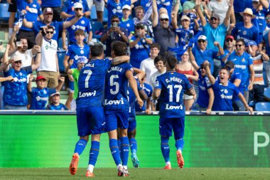 Madrid, İspanya - 5 Ekim 2024: Getafe Fc ve Osasuna arasındaki lig maçı Madrid 'de oynandı. Osasuna oyuncuları topta. Getafe oyuncuları. Lig 2024, 2025. Profesyonel futbol..