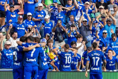 Madrid, İspanya - 5 Ekim 2024: Getafe Fc ve Osasuna arasındaki lig maçı Madrid 'de oynandı. Osasuna oyuncuları topta. Getafe oyuncuları. Lig 2024, 2025. Profesyonel futbol..