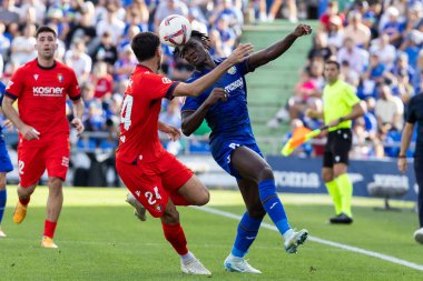 Madrid, İspanya - 5 Ekim 2024: Getafe Fc ve Osasuna arasındaki lig maçı Madrid 'de oynandı. Osasuna oyuncuları topta. Getafe oyuncuları. Lig 2024, 2025. Profesyonel futbol..