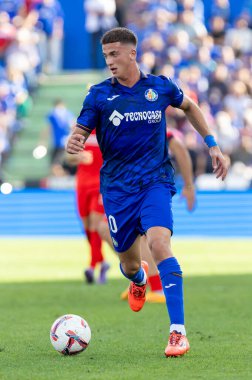 Madrid, İspanya - 5 Ekim 2024: Getafe Fc ve Osasuna arasındaki lig maçı Madrid 'de oynandı. Osasuna oyuncuları topta. Getafe oyuncuları. Lig 2024, 2025. Profesyonel futbol..