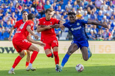 Madrid, İspanya - 5 Ekim 2024: Getafe Fc ve Osasuna arasındaki lig maçı Madrid 'de oynandı. Osasuna oyuncuları topta. Getafe oyuncuları. Lig 2024, 2025. Profesyonel futbol..