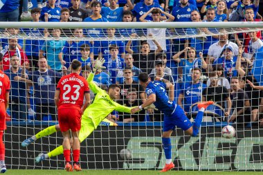 Madrid, İspanya - 5 Ekim 2024: Getafe Fc ve Osasuna arasındaki lig maçı Madrid 'de oynandı. Osasuna oyuncuları topta. Getafe oyuncuları. Lig 2024, 2025. Profesyonel futbol..