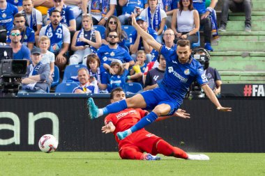 Madrid, İspanya - 5 Ekim 2024: Getafe Fc ve Osasuna arasındaki lig maçı Madrid 'de oynandı. Osasuna oyuncuları topta. Getafe oyuncuları. Lig 2024, 2025. Profesyonel futbol..