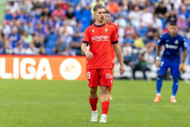 Madrid, İspanya - 5 Ekim 2024: Getafe Fc ve Osasuna arasındaki lig maçı Madrid 'de oynandı. Osasuna oyuncuları topta. Getafe oyuncuları. Lig 2024, 2025. Profesyonel futbol..