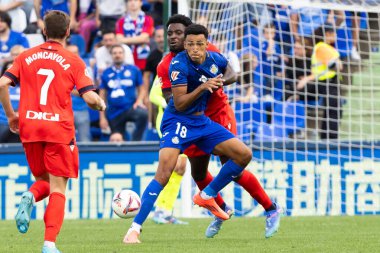 Madrid, İspanya - 5 Ekim 2024: Getafe Fc ve Osasuna arasındaki lig maçı Madrid 'de oynandı. Osasuna oyuncuları topta. Getafe oyuncuları. Lig 2024, 2025. Profesyonel futbol..