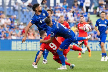 Madrid, İspanya - 5 Ekim 2024: Getafe Fc ve Osasuna arasındaki lig maçı Madrid 'de oynandı. Osasuna oyuncuları topta. Getafe oyuncuları. Lig 2024, 2025. Profesyonel futbol..