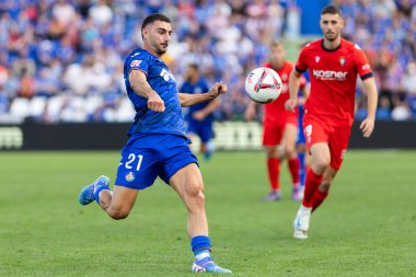 Madrid, İspanya - 5 Ekim 2024: Getafe Fc ve Osasuna arasındaki lig maçı Madrid 'de oynandı. Osasuna oyuncuları topta. Getafe oyuncuları. Lig 2024, 2025. Profesyonel futbol..