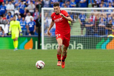 Madrid, İspanya - 5 Ekim 2024: Getafe Fc ve Osasuna arasındaki lig maçı Madrid 'de oynandı. Osasuna oyuncuları topta. Getafe oyuncuları. Lig 2024, 2025. Profesyonel futbol..
