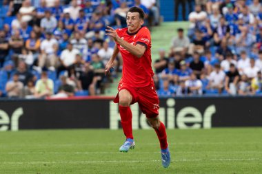 Madrid, İspanya - 5 Ekim 2024: Getafe Fc ve Osasuna arasındaki lig maçı Madrid 'de oynandı. Osasuna oyuncuları topta. Getafe oyuncuları. Lig 2024, 2025. Profesyonel futbol..