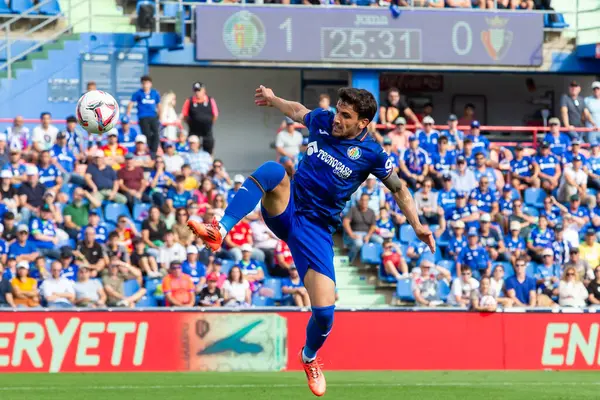 Madrid, İspanya - 5 Ekim 2024: Getafe Fc ve Osasuna arasındaki lig maçı Madrid 'de oynandı. Osasuna oyuncuları topta. Getafe oyuncuları. Lig 2024, 2025. Profesyonel futbol..