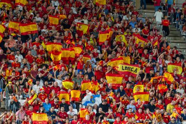 Murcia, İspanya - 12 Ekim 2024: UEFA Uluslar Ligi ön eleme maçı İspanya milli takımı ile Danimarka arasında yapıldı. İspanyol milli takımının oyuncuları. İspanyol taraftarlar.