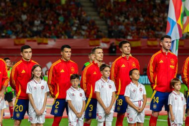 Murcia, İspanya - 12 Ekim 2024: UEFA Uluslar Ligi ön eleme maçı İspanya milli takımı ile Danimarka arasında yapıldı. İspanyol milli takımının oyuncuları. İspanyol taraftarlar.