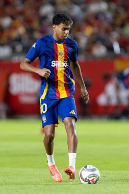 Murcia, İspanya - 12 Ekim 2024: UEFA Uluslar Ligi ön eleme maçı İspanya milli takımı ile Danimarka arasında yapıldı. İspanyol milli takımının oyuncuları. İspanyol taraftarlar.