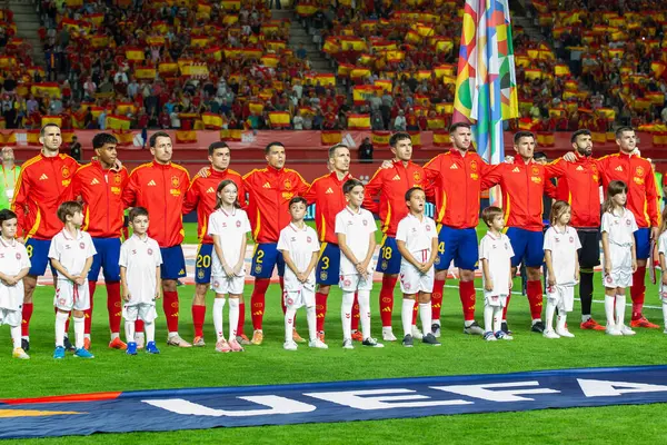 Murcia, İspanya - 12 Ekim 2024: UEFA Uluslar Ligi ön eleme maçı İspanya milli takımı ile Danimarka arasında yapıldı. İspanyol milli takımının oyuncuları. İspanyol taraftarlar.