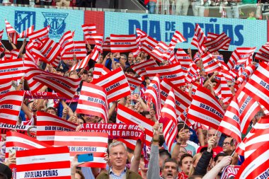 Madrid, İspanya - 20 Ekim 2024: Atletico de Madrid ve Legans f.c. Atletico oyuncuları. Legans oyuncuları. Atletico hayranları. Oyuncular bir gol kutluyor.