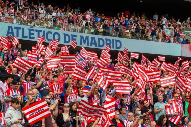 Madrid, İspanya - 20 Ekim 2024: Atletico de Madrid ve Legans f.c. Atletico oyuncuları. Legans oyuncuları. Atletico hayranları. Oyuncular bir gol kutluyor.