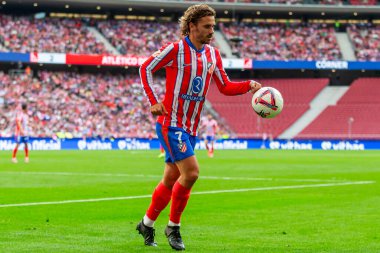 Madrid, İspanya - 20 Ekim 2024: Atletico de Madrid ve Legans f.c. Atletico oyuncuları. Legans oyuncuları. Atletico hayranları. Oyuncular bir gol kutluyor.