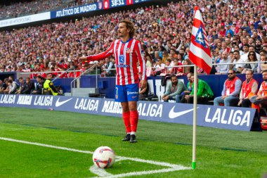 Madrid, İspanya - 20 Ekim 2024: Atletico de Madrid ve Legans f.c. Atletico oyuncuları. Legans oyuncuları. Atletico hayranları. Oyuncular bir gol kutluyor.