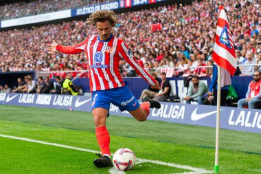 Madrid, İspanya - 20 Ekim 2024: Atletico de Madrid ve Legans f.c. Atletico oyuncuları. Legans oyuncuları. Atletico hayranları. Oyuncular bir gol kutluyor.