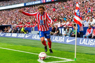 Madrid, İspanya - 20 Ekim 2024: Atletico de Madrid ve Legans f.c. Atletico oyuncuları. Legans oyuncuları. Atletico hayranları. Oyuncular bir gol kutluyor.