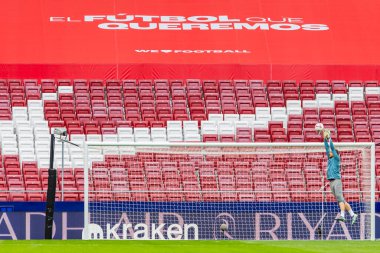 Madrid, İspanya - 20 Ekim 2024: Atletico de Madrid ve Legans f.c. Atletico oyuncuları. Legans oyuncuları. Atletico hayranları. Oyuncular bir gol kutluyor.