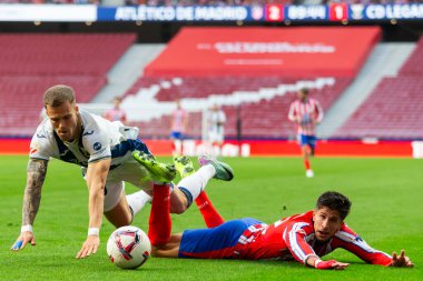 Madrid, İspanya - 20 Ekim 2024: Atletico de Madrid ve Legans f.c. Atletico oyuncuları. Legans oyuncuları. Atletico hayranları. Oyuncular bir gol kutluyor.