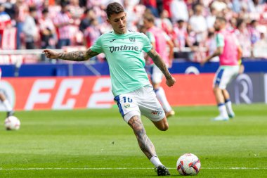 Madrid, İspanya - 20 Ekim 2024: Atletico de Madrid ve Legans f.c. Atletico oyuncuları. Legans oyuncuları. Atletico hayranları. Oyuncular bir gol kutluyor.