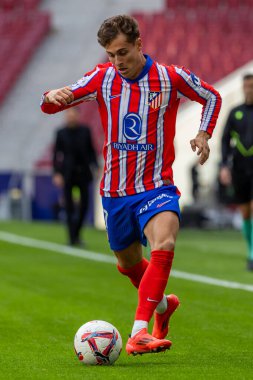 Madrid, İspanya - 20 Ekim 2024: Atletico de Madrid ve Legans f.c. Atletico oyuncuları. Legans oyuncuları. Atletico hayranları. Oyuncular bir gol kutluyor.